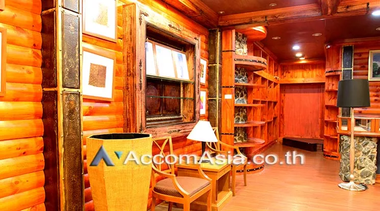  Retail / showroom For Rent in Ploenchit, Bangkok  near BTS Chitlom (AA13926)
